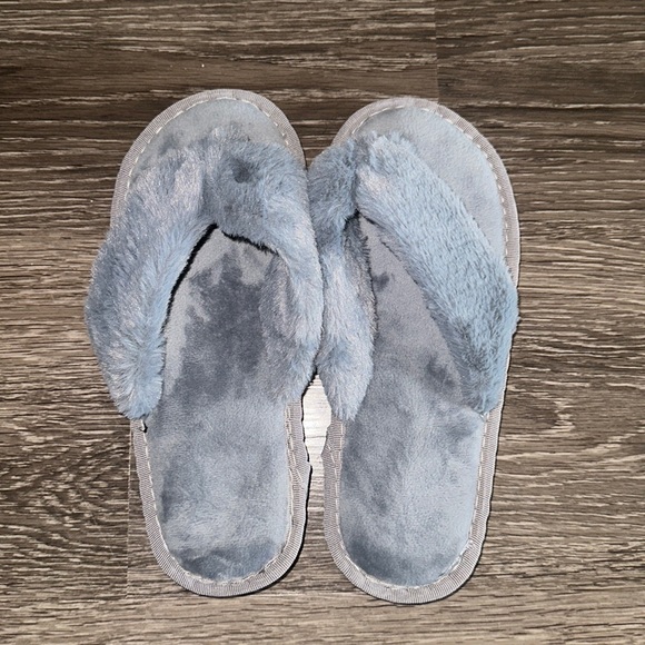 Shoes - NWOT flip flop slippers